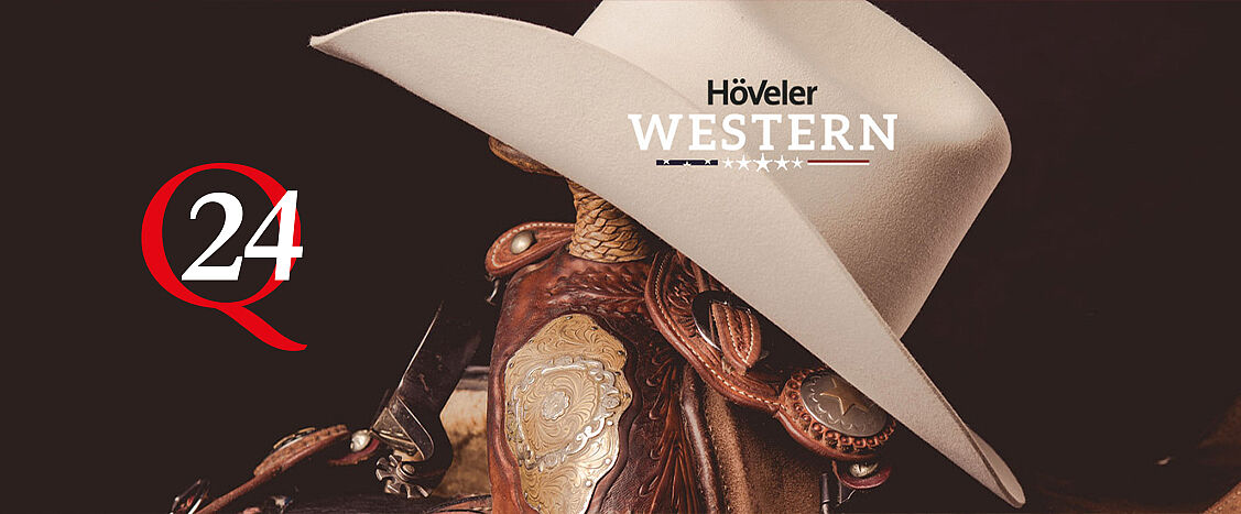 Westernhut auf einem Sattel, Detailaufnahme mit Q24-Logo und Schriftzug „Höveler Western“ auf dunklem Hintergrund.