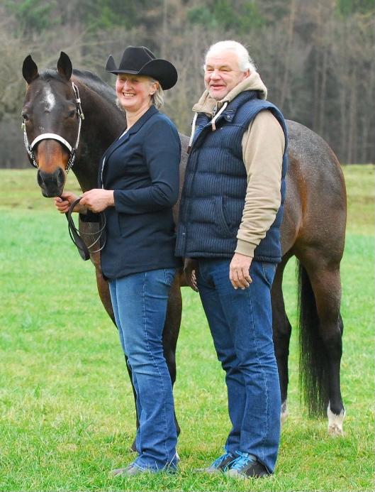 Foto von zwei Personen mit Pferd auf einer Wiese